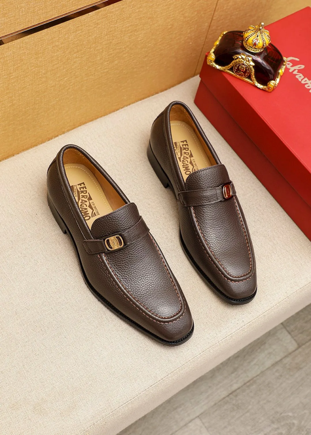 Men's shoes 💰460 💐 Product trademark: Ferragamo "Ferragamo" casual leather shoes Regular size: 38-44 (45.46🉑️customized) Product materials: Selected imported first-layer pebbled cowhide leather upper + luxury hardware buckle, imported water-dyed cowhide leather lining. Strong three-dimensional visual effect, original outsole color: 2⃣️seed leather materials optional